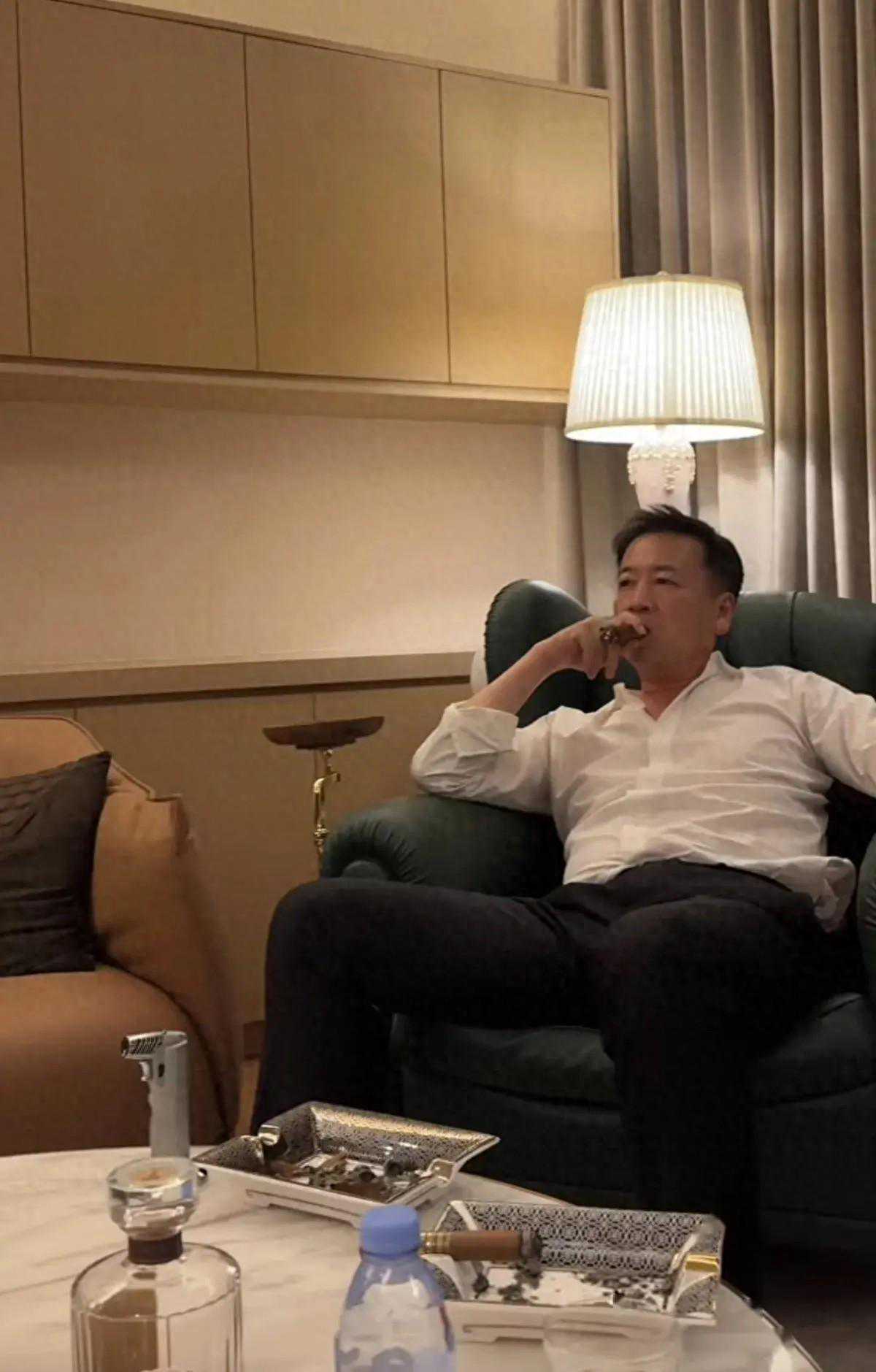 赖文峰近照：抽雪茄喝5万元的酒有点落寞，现任妻子比他小23岁