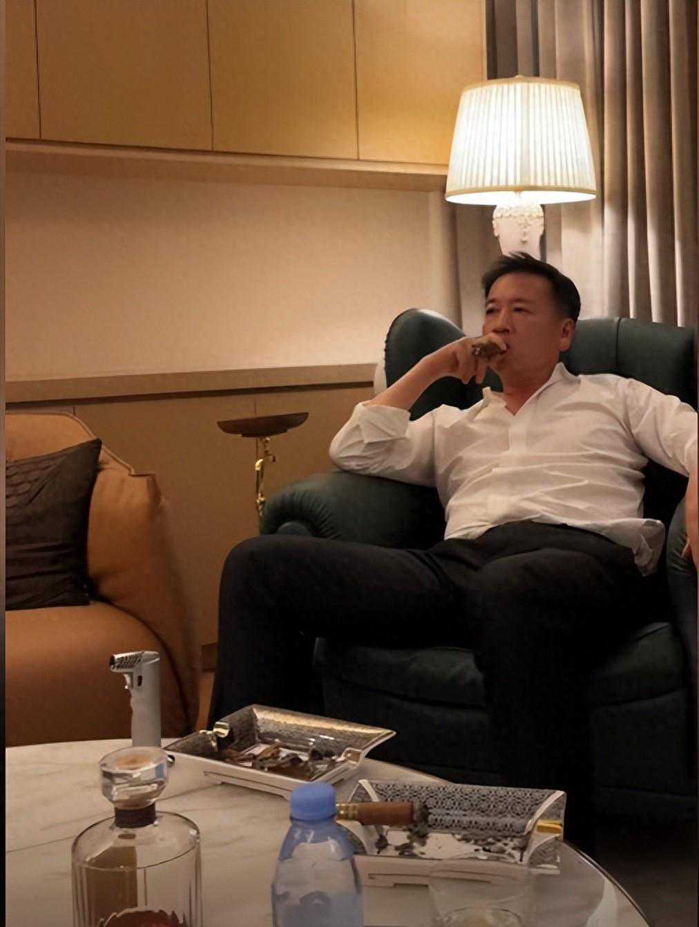 赖文峰近照：抽雪茄，喝5万元的酒有点落寞，现任妻子比他小23岁