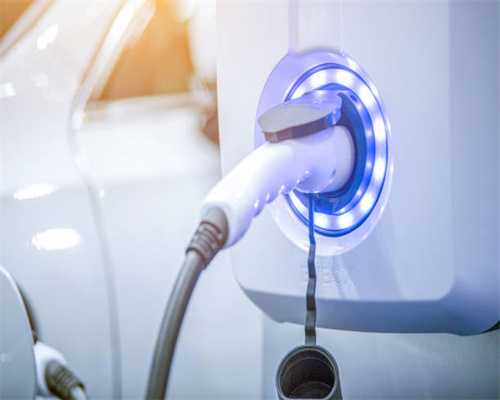 广州海珠区一个码头老仓库，摇身一变成网红打卡地，晚上游人如织